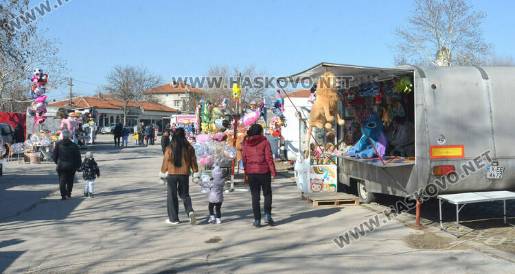 Музика, хора̀, памук шекер и димящи скари на събора в „Болярово“