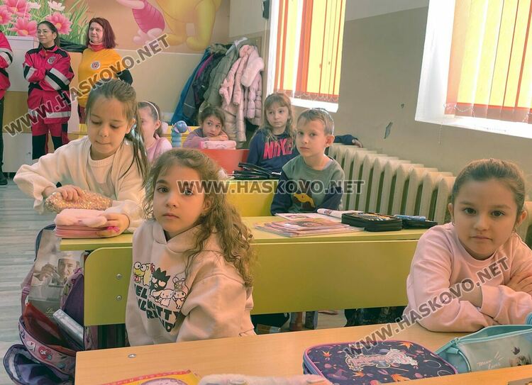 Пожарникари и доброволци обучават деца да реагират при бедствия