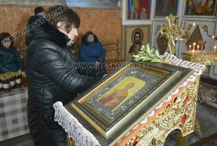 Осветиха меда в деня на Свети Харалампий в храма в Черногорово