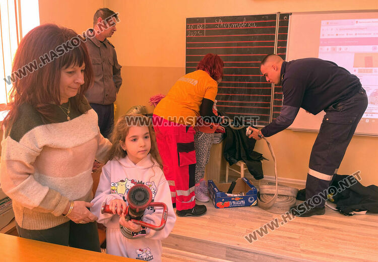 Пожарникари и доброволци обучават деца да реагират при бедствия