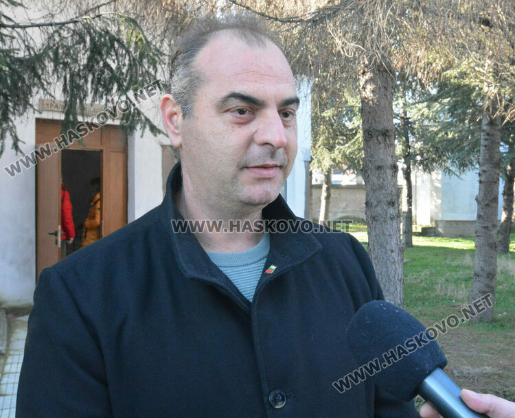 Осветиха меда в деня на Свети Харалампий в храма в Черногорово