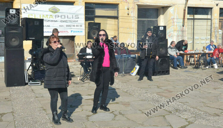 Музика, хора̀, памук шекер и димящи скари на събора в „Болярово“