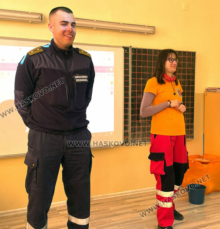 Пожарникари и доброволци обучават деца да реагират при бедствия