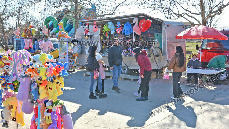 Музика, хора̀, памук шекер и димящи скари на събора в „Болярово“