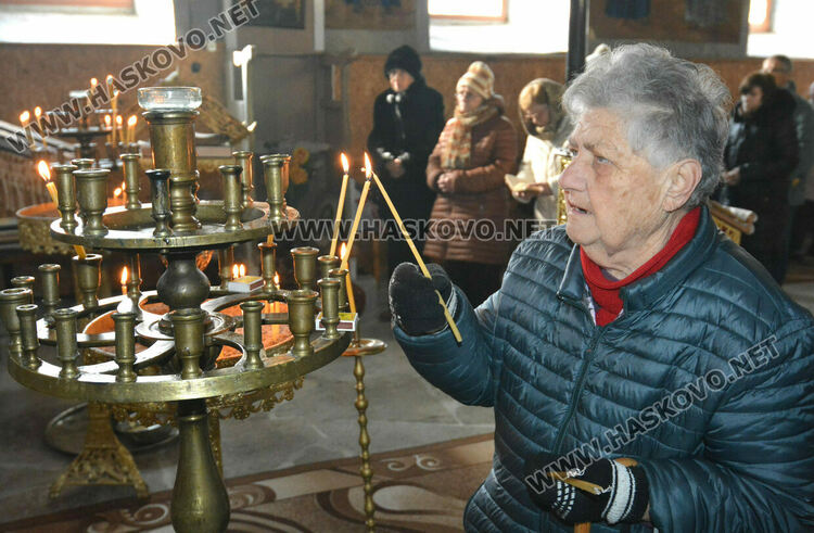 Осветиха меда в деня на Свети Харалампий в храма в Черногорово