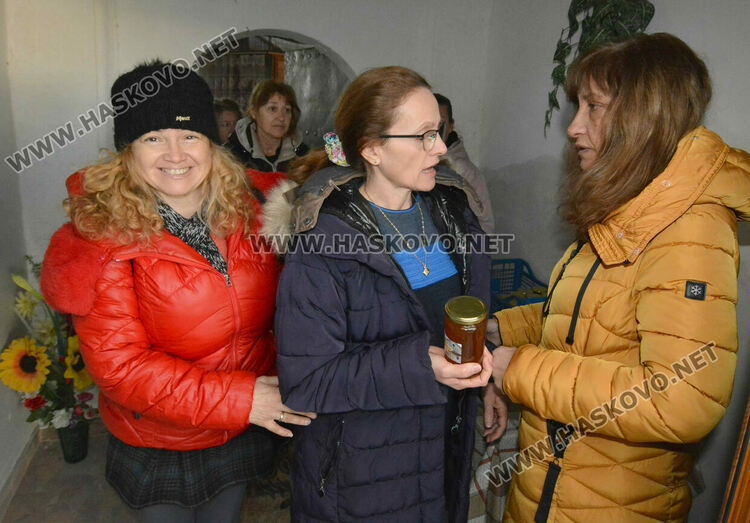 Осветиха меда в деня на Свети Харалампий в храма в Черногорово