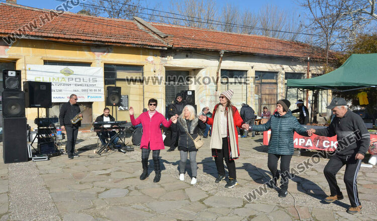 Музика, хора̀, памук шекер и димящи скари на събора в „Болярово“