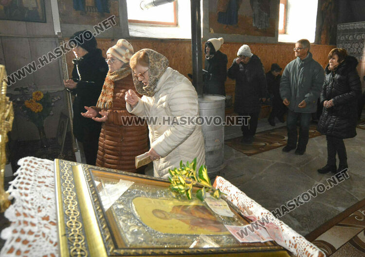 Осветиха меда в деня на Свети Харалампий в храма в Черногорово