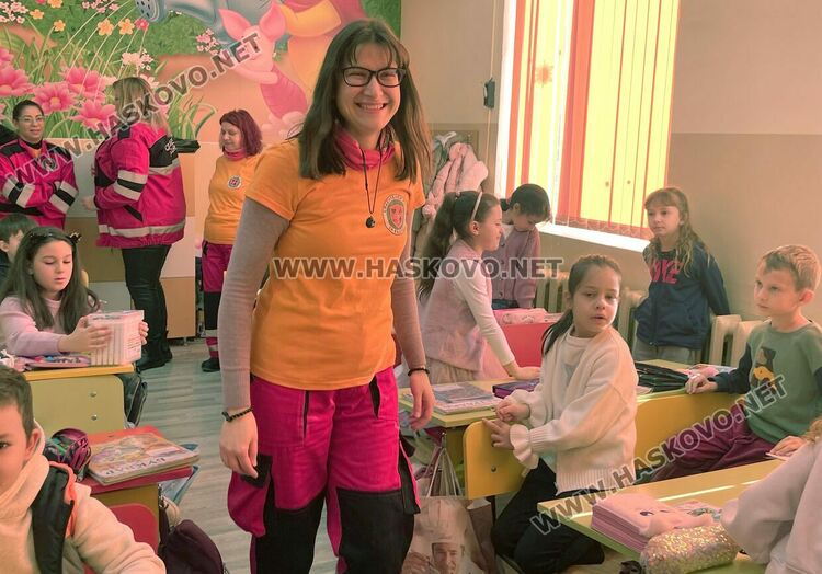 Пожарникари и доброволци обучават деца да реагират при бедствия