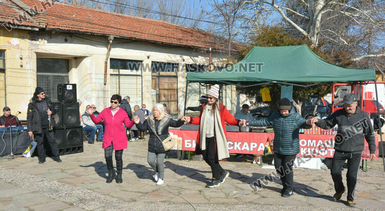 Музика, хора̀, памук шекер и димящи скари на събора в „Болярово“