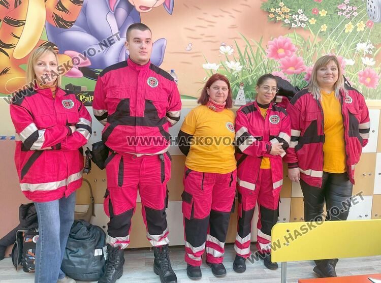 Пожарникари и доброволци обучават деца да реагират при бедствия