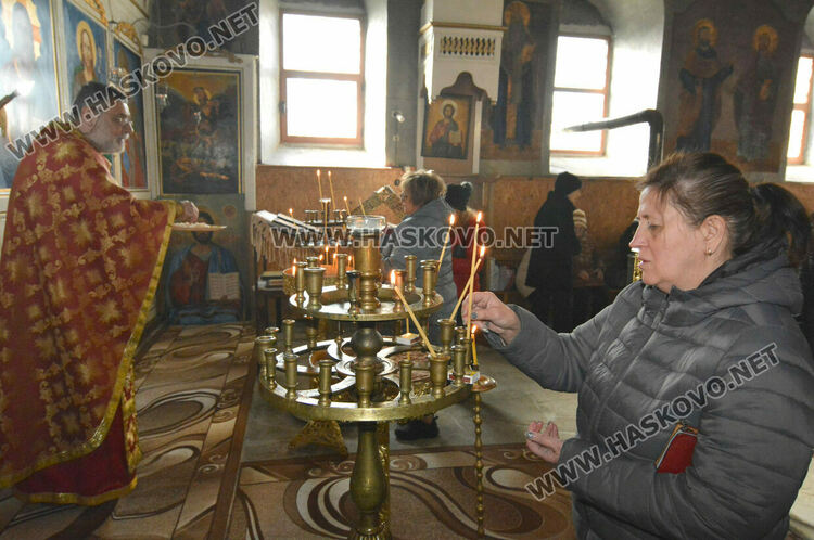 Осветиха меда в деня на Свети Харалампий в храма в Черногорово
