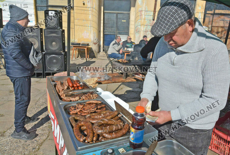 Музика, хора̀, памук шекер и димящи скари на събора в „Болярово“