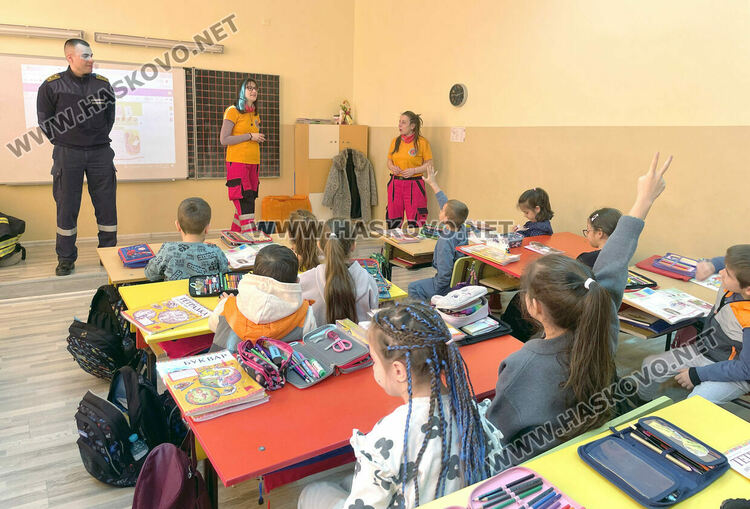 Пожарникари и доброволци обучават деца да реагират при бедствия