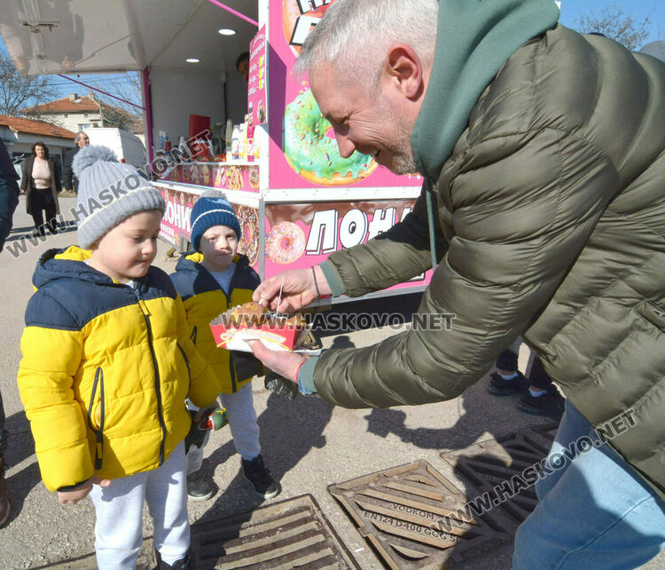 Музика, хора̀, памук шекер и димящи скари на събора в „Болярово“