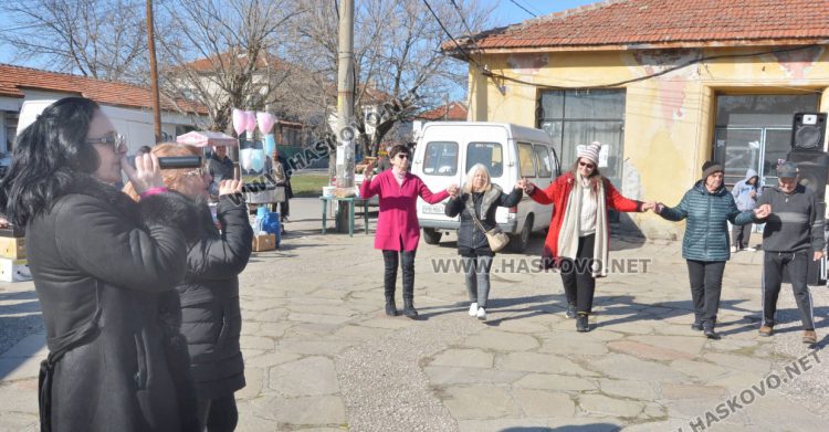Музика, хора̀, памук шекер и димящи скари на събора в „Болярово“