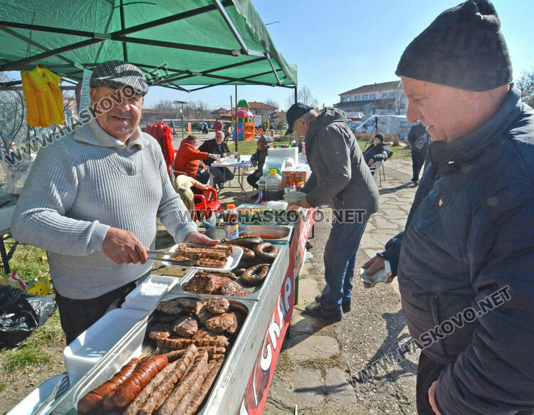Музика, хора̀, памук шекер и димящи скари на събора в „Болярово“
