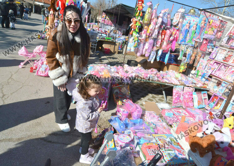 Музика, хора̀, памук шекер и димящи скари на събора в „Болярово“