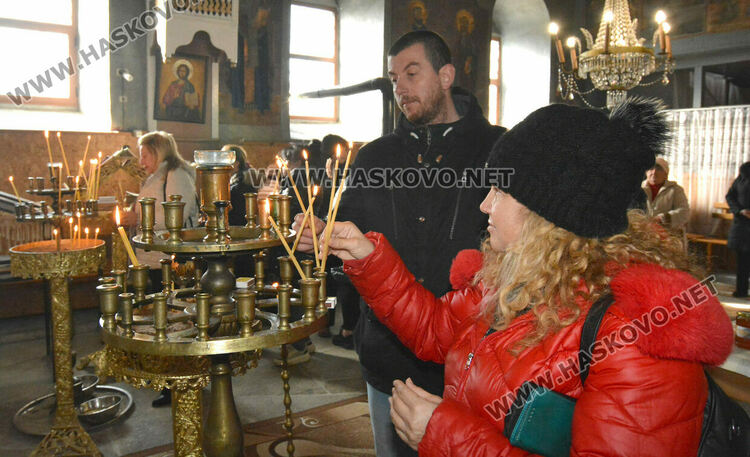 Осветиха меда в деня на Свети Харалампий в храма в Черногорово