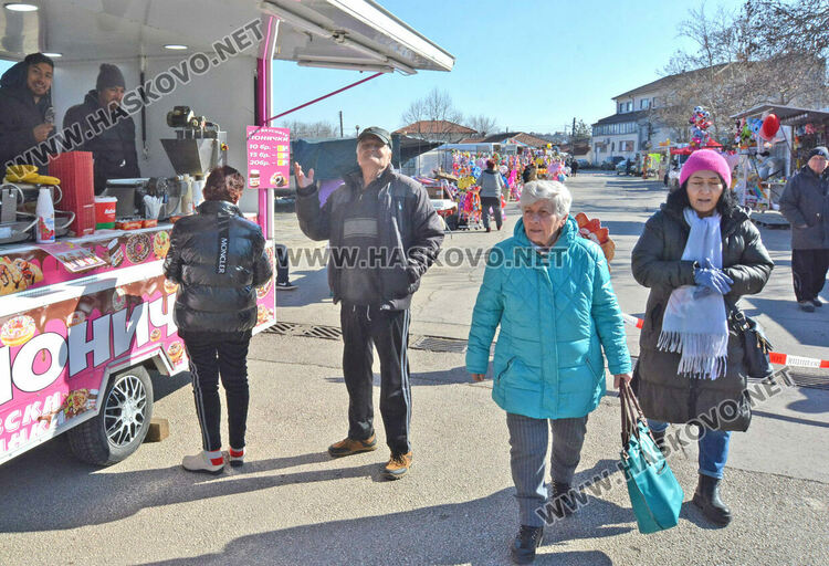 Музика, хора̀, памук шекер и димящи скари на събора в „Болярово“