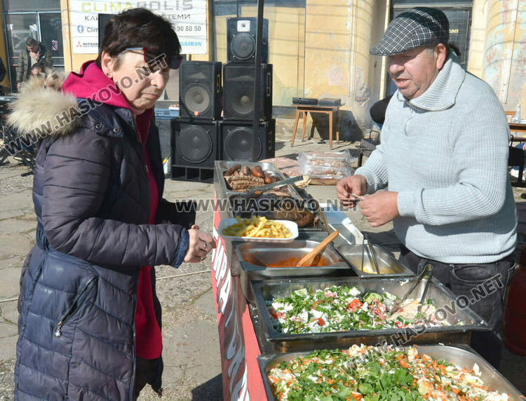 Музика, хора̀, памук шекер и димящи скари на събора в „Болярово“