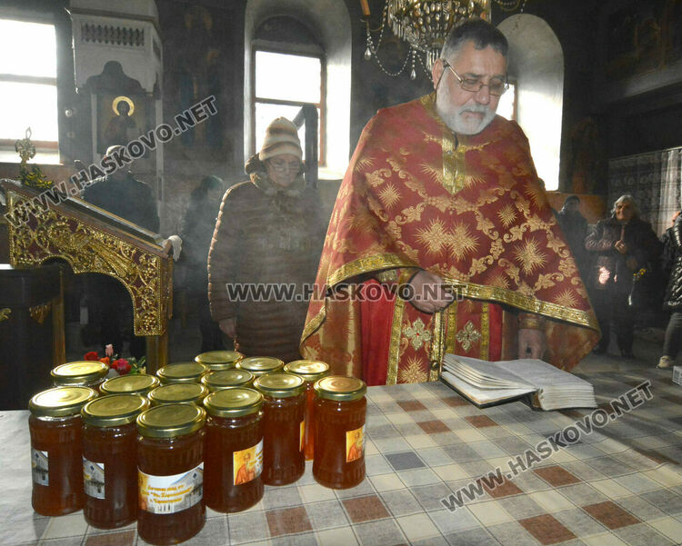 Осветиха меда в деня на Свети Харалампий в храма в Черногорово