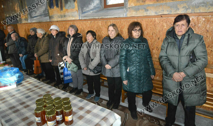 Осветиха меда в деня на Свети Харалампий в храма в Черногорово