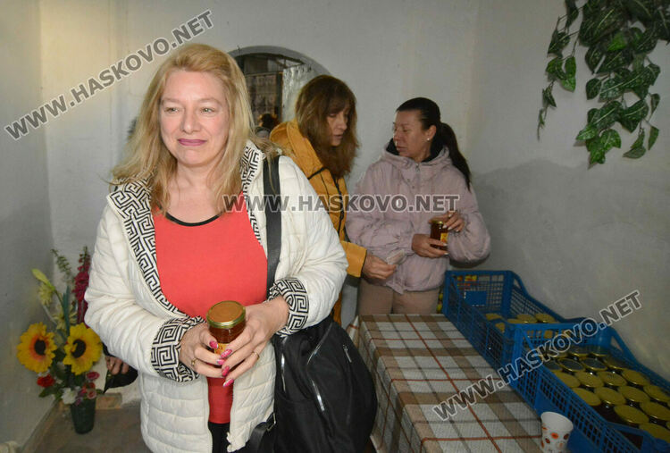 Осветиха меда в деня на Свети Харалампий в храма в Черногорово