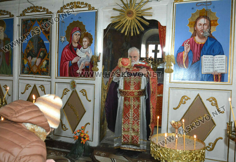 Осветиха меда в деня на Свети Харалампий в храма в Черногорово