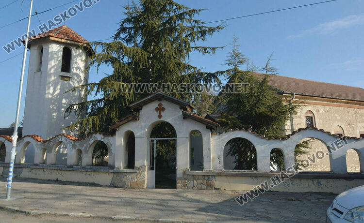 Осветиха меда в деня на Свети Харалампий в храма в Черногорово