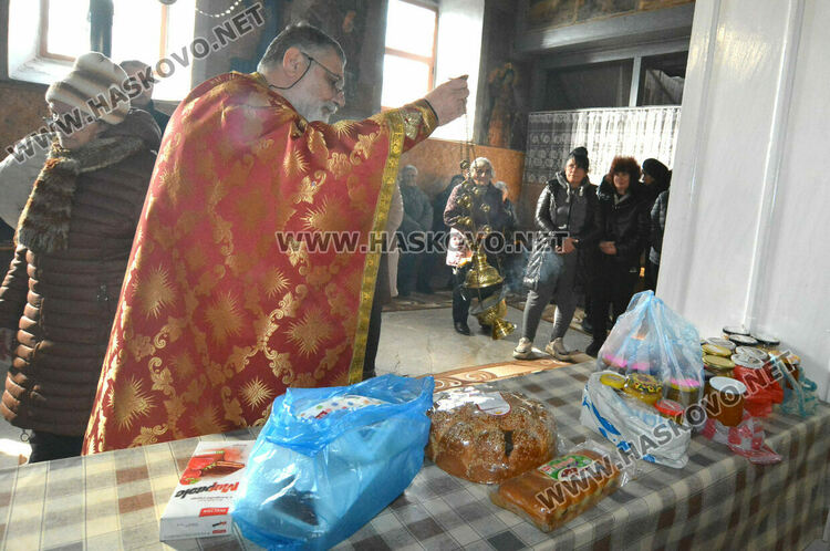 Осветиха меда в деня на Свети Харалампий в храма в Черногорово
