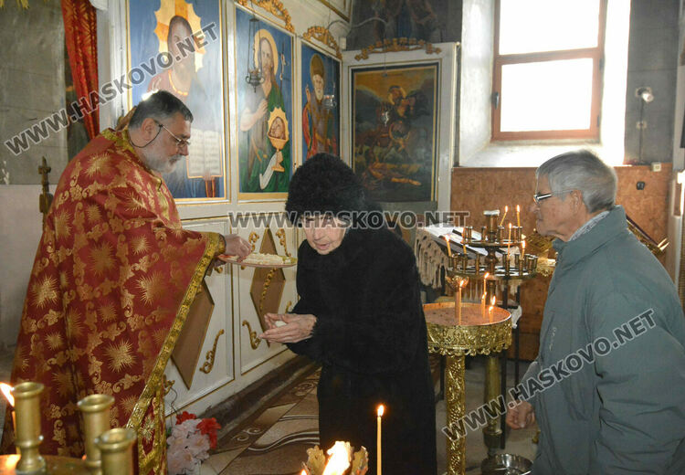 Осветиха меда в деня на Свети Харалампий в храма в Черногорово