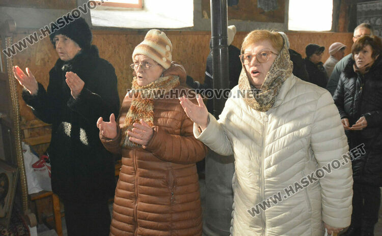 Осветиха меда в деня на Свети Харалампий в храма в Черногорово