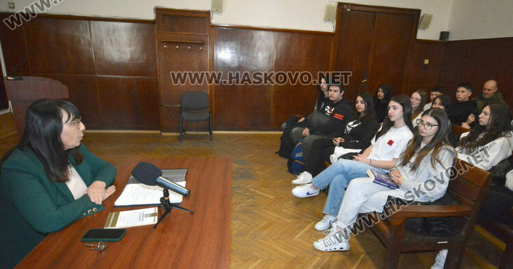 Ученици от ФСГ слушаха лекция в съда за правата на потребителите