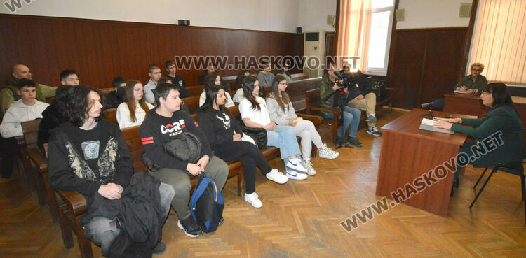 Ученици от ФСГ слушаха лекция в съда за правата на потребителите