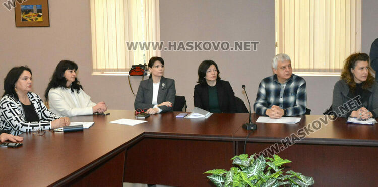 В Областната комисия по заетостта засега спряха закриването на 6 паралелки след 7 клас