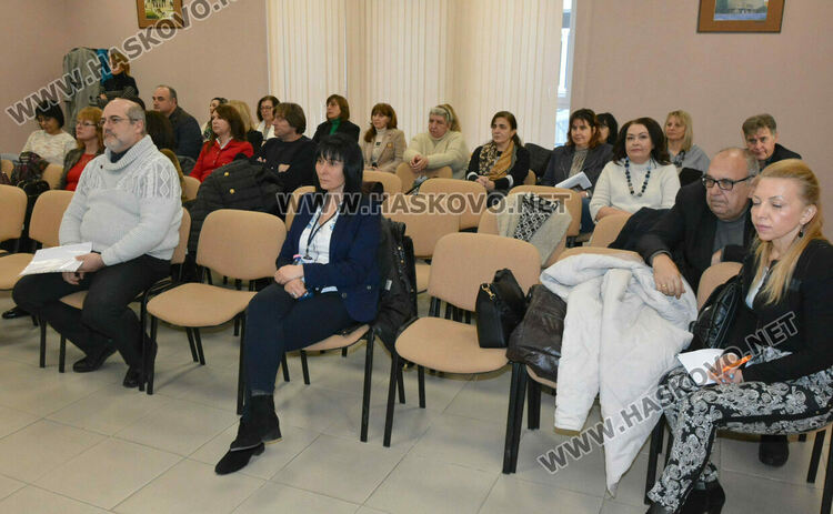 В Областната комисия по заетостта засега спряха закриването на 6 паралелки след 7 клас