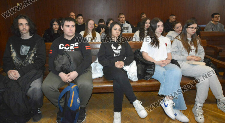 Ученици от ФСГ слушаха лекция в съда за правата на потребителите