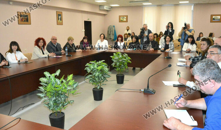 В Областната комисия по заетостта засега спряха закриването на 6 паралелки след 7 клас