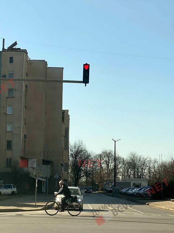 Светофарите в Димитровград излъчват любов, очакват ни валентинки и поезия
