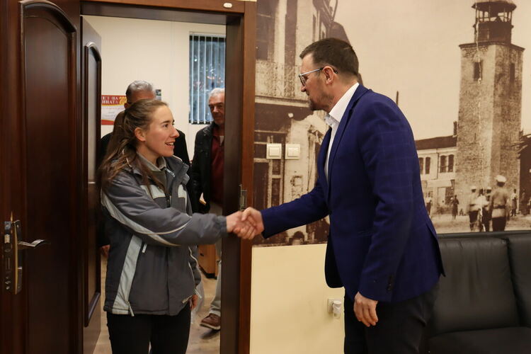 Участниците в експедиция „Килиманджаро“ върнаха в Хасково знамето, с което покориха най-високия връх в Африка