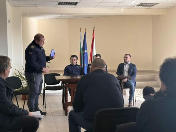 В общинската администрация се проведе среща на представители на Районна служба ПБЗН - Радомир с кметове и кметски наместници от общината