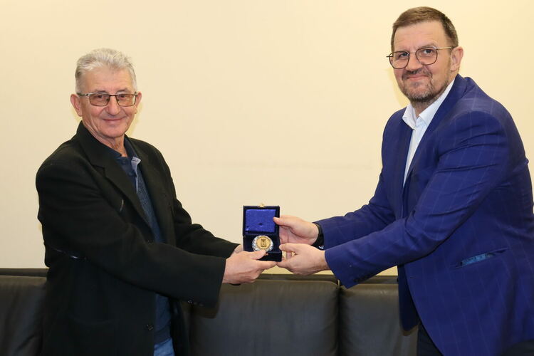 Участниците в експедиция „Килиманджаро“ върнаха в Хасково знамето, с което покориха най-високия връх в Африка