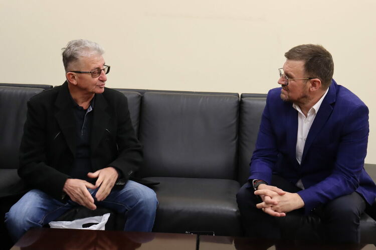 Участниците в експедиция „Килиманджаро“ върнаха в Хасково знамето, с което покориха най-високия връх в Африка