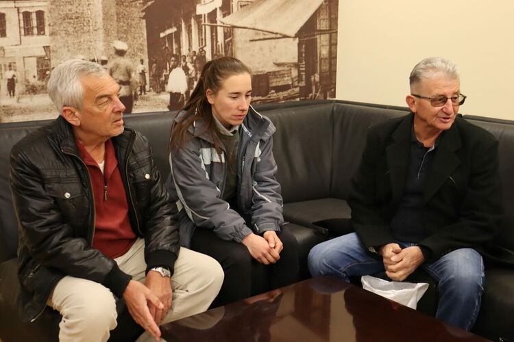 Участниците в експедиция „Килиманджаро“ върнаха в Хасково знамето, с което покориха най-високия връх в Африка