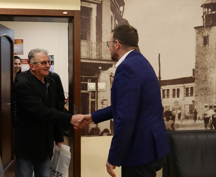 Участниците в експедиция „Килиманджаро“ върнаха в Хасково знамето, с което покориха най-високия връх в Африка