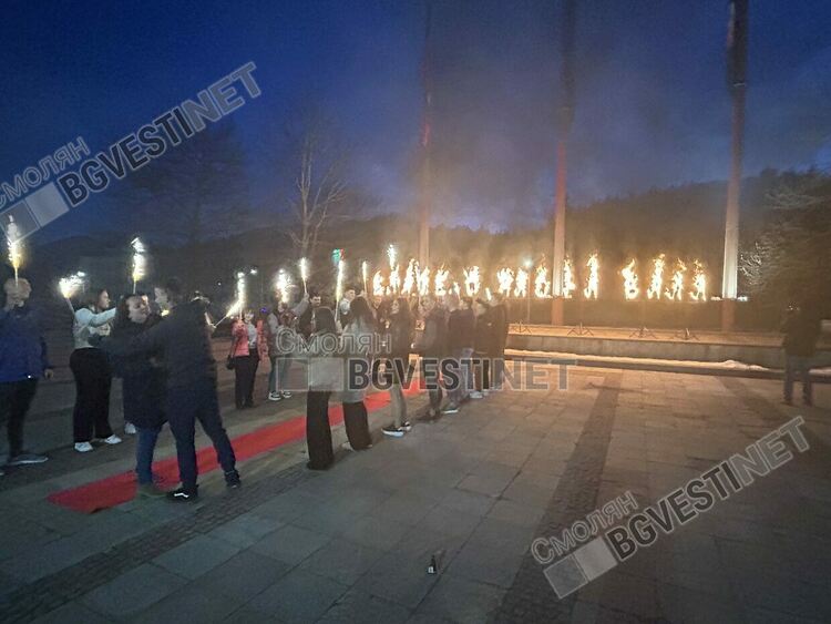 Дванайсетокласници поканиха с огнено шоу класната си на бал (ГАЛЕРИЯ)