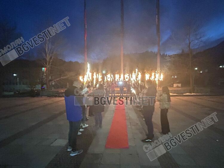 Дванайсетокласници поканиха с огнено шоу класната си на бал (ГАЛЕРИЯ)