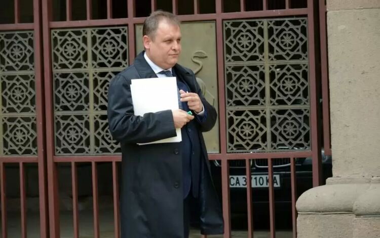 Искането на и.ф. председател на ВАС Георги Чолаков беше подкрепено с 15 гласа „за“ от членовете на съвета.