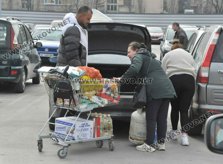 Хасковските хипермаркети гъмжат от клиенти в деня на националния бойкот